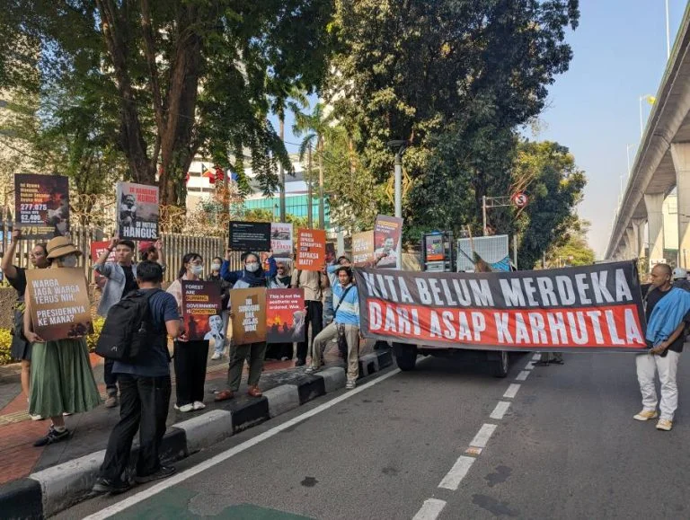 Karhutla Membara, Bantuan Asing Mengalir: Siapa Beri Apa dan Kenapa Jakarta Tetap Waspada?