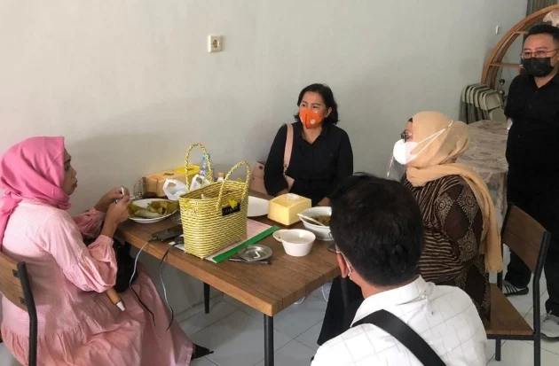 Kejar Sampai ke Meja Makan! Buron 14 Tahun Kasus Penipuan Karet Diringkus Saat Santap Siang di Restoran Cepat Saji Surabaya