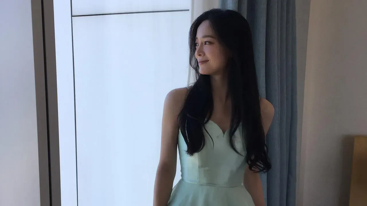 Kim Sejeong Memesona di Gaun Mint, Padu Padan Sempurna dengan Laut Biru