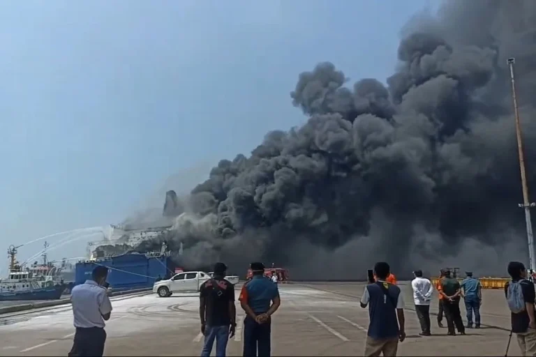 KMP Batu Mandi Terbakar di Alur Masuk Pelabuhan Merak, Seluruh Penumpang Dievakuasi