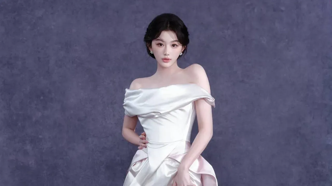 Kong Xueer Tampil di Weibo Night 2026 Bareng Deng Kai, Pesona Gaun Vivienne Westwood Curi Perhatian