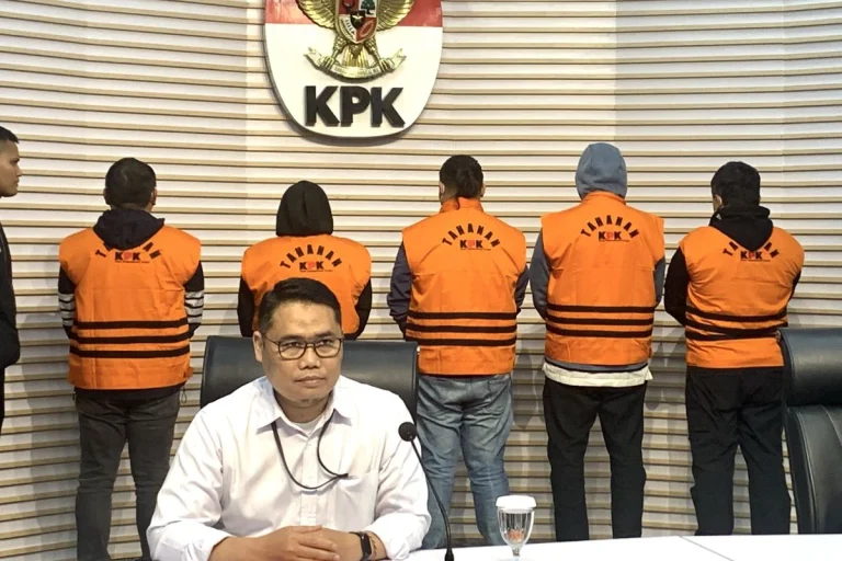 KPK Tahan 7 Tersangka Korupsi Jalan Sumut, Fee Rp8,37 Miliar dan Bayang-Bayang Bobby Nasution