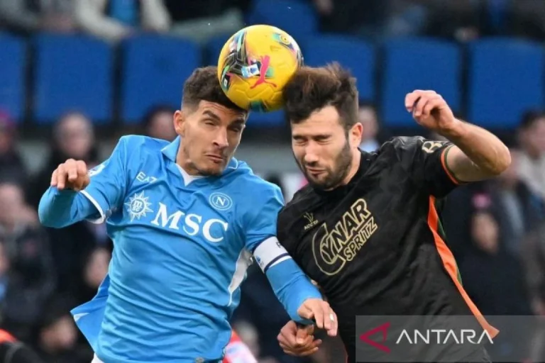 Leonardo Balerdi Jadi Pahlawan! Dua Gol Kepala Selamatkan Roma dari Kekalahan di Napoli