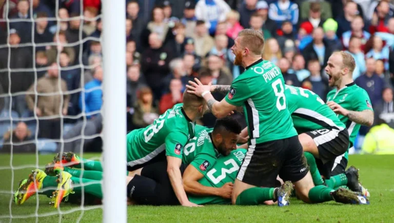 Lincoln City vs Burnley: Imps Incar Kemenangan Kandang Pertama, Clarets Terancam Tanpa Vardy