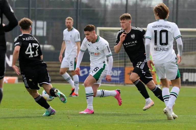 Lukas Ullrich Jadi Penentu! Gladbach Tekuk Karlsruher SC 2-0 Meski Bermain 10 Orang