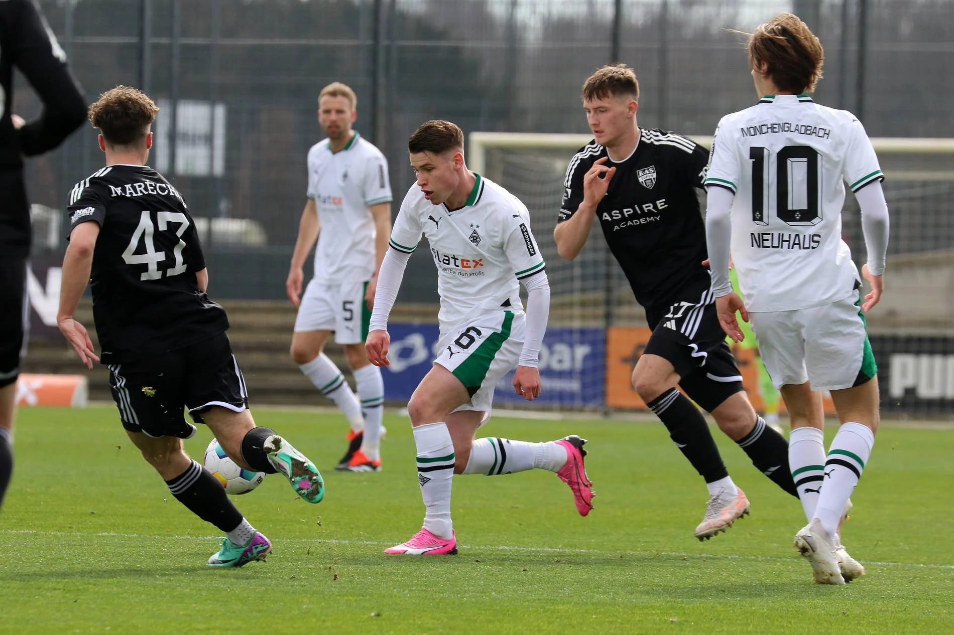 Lukas Ullrich Jadi Penentu! Gladbach Tekuk Karlsruher SC 2-0 Meski Bermain 10 Orang