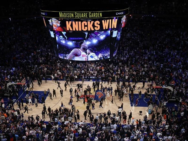 Malam Bersejarah di Madison Square Garden: Knicks vs 76ers dan Momen Emosional Angkat Banner