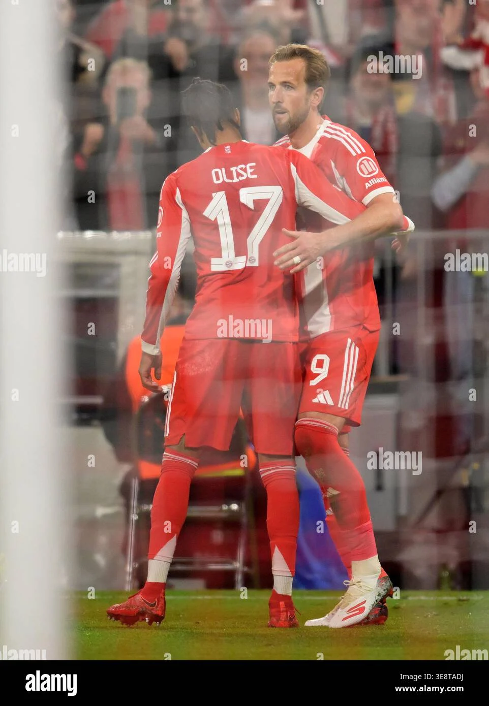 Michael Olise Bersinar di Pesta Gol Bayern, Panenka Mewah untuk Kane