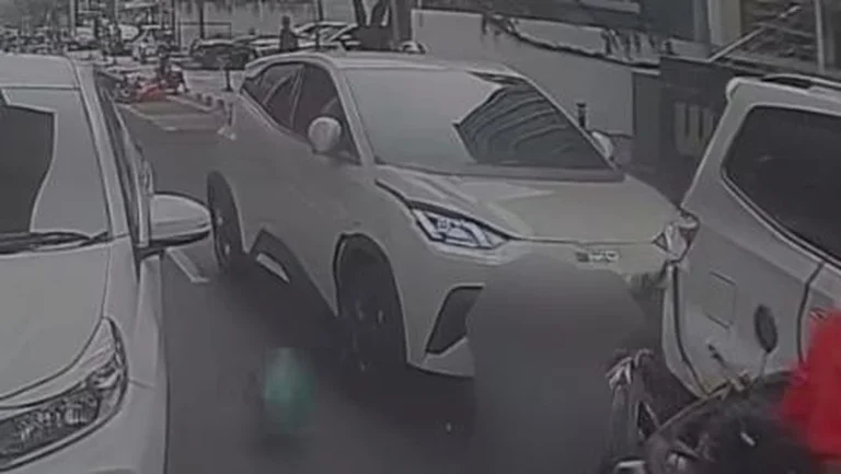 Ngeri! BYD Seruduk 4 Mobil dan Lindas Ojol di Jaksel, Korban Alami Patah Kaki