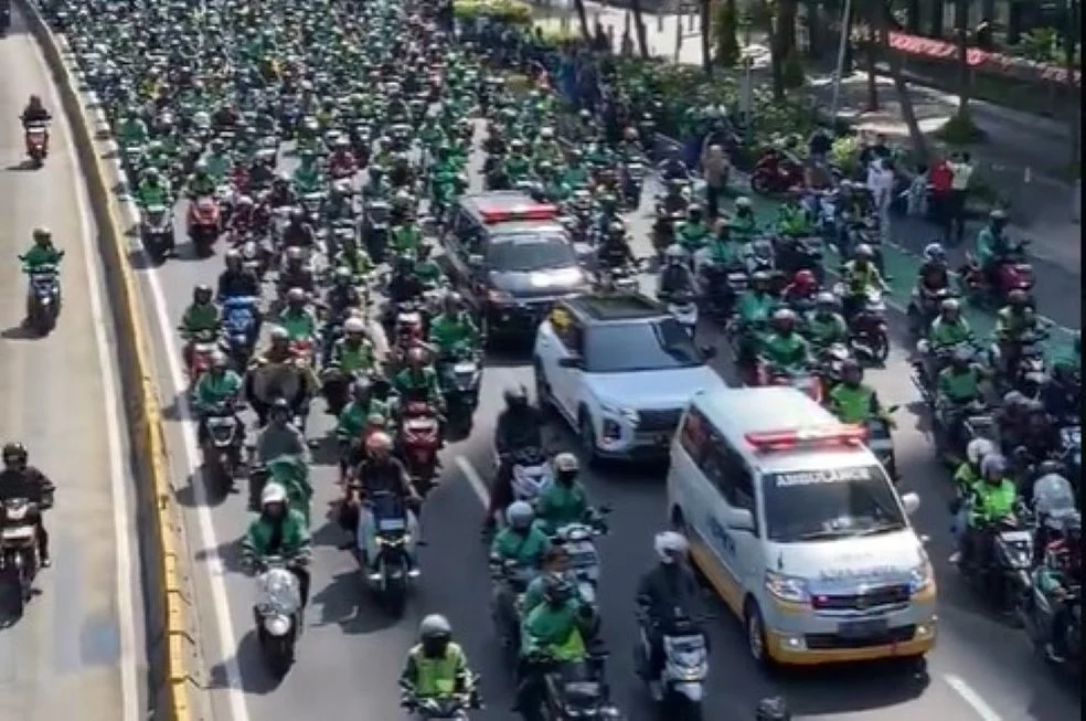 Ojol Dilindas Mobil BYD di Blok M: Sopir Mengaku Melamun, Polri Jamin Biaya Pengobatan Korban
