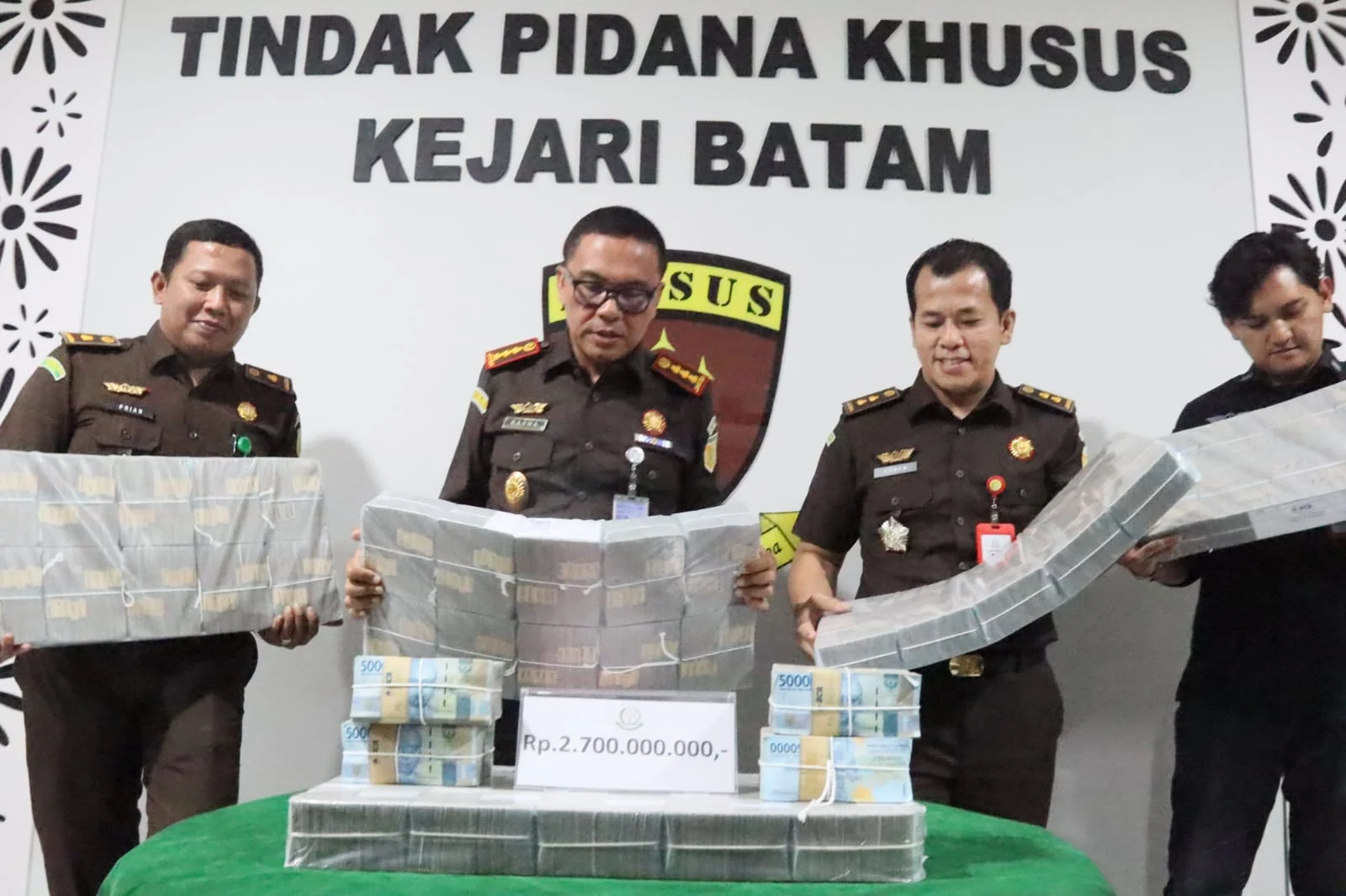 Paspor Jadi Primadona: Dari PNBP Rp15,87 Miliar hingga Jerat Hukum di Batam dan Brasil