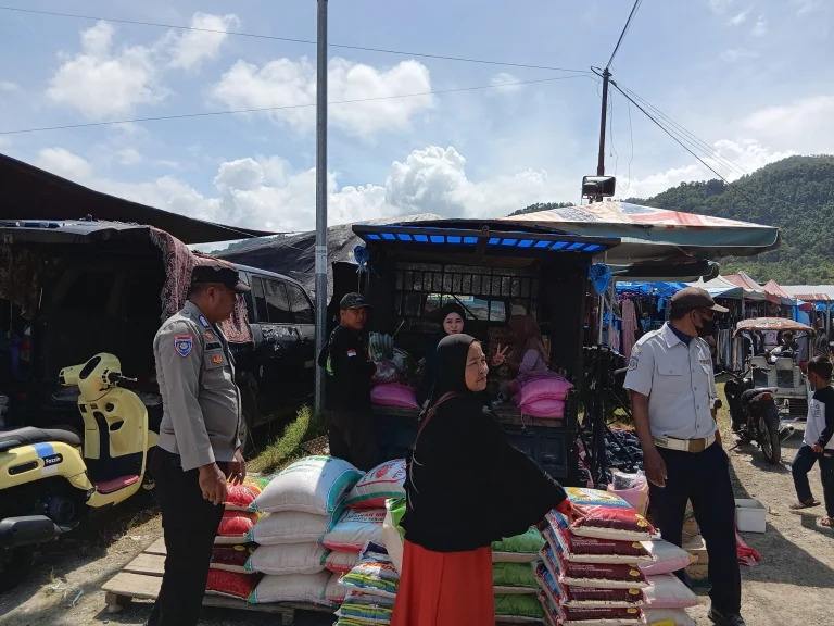 Patroli KRYD Polsek Lubuk Batu Jaya Amankan Pasar Kulim Jaya, Harga Sembako Terpantau Stabil