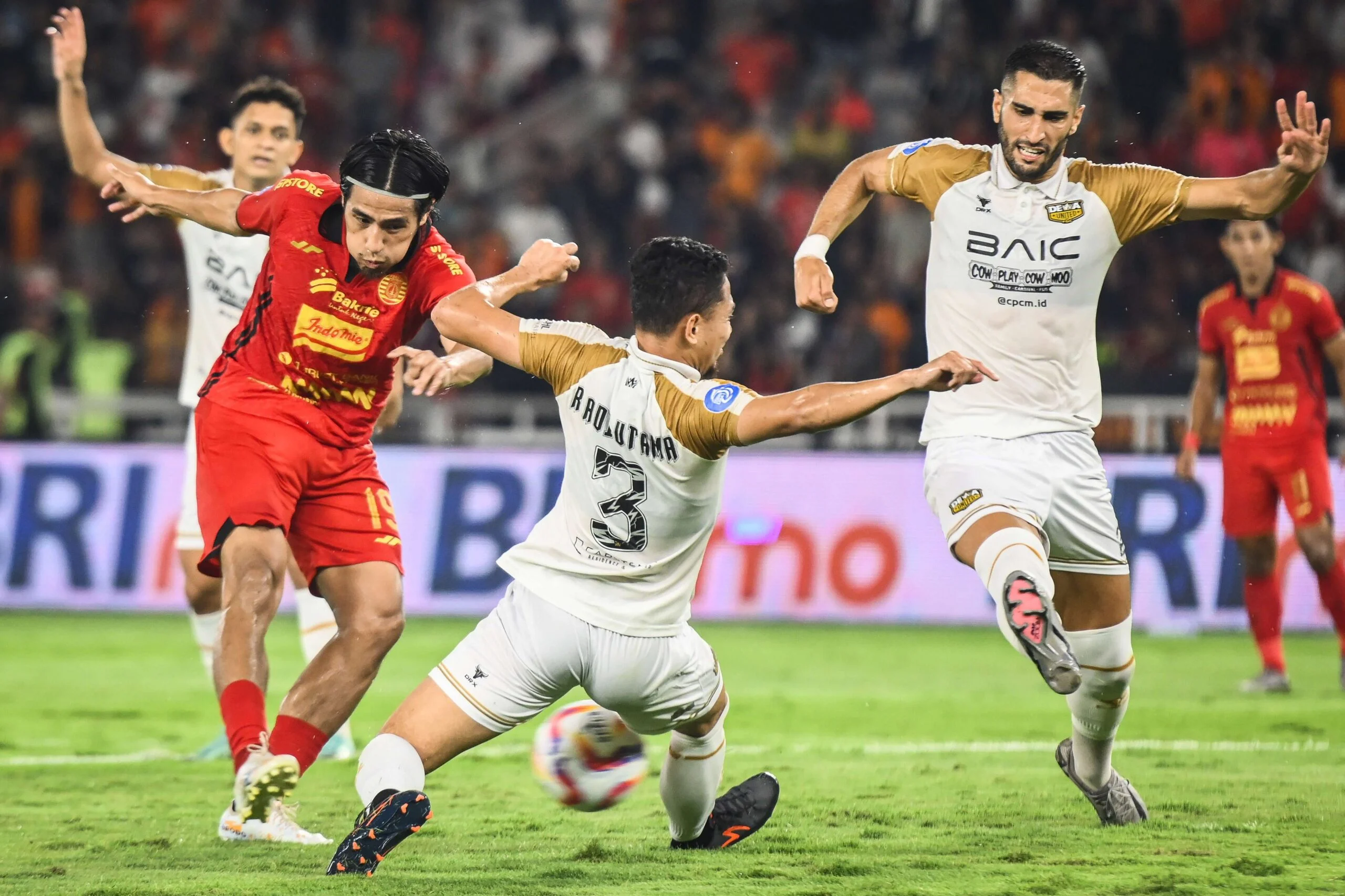 Persija vs Dewa United: Duel Puncak Klasemen yang Panas, Jakmania Dilarang Hadir di Banten!