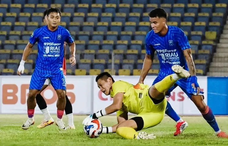 Persikad Depok vs PSPS Pekanbaru: Duel Papan Atas Berakhir Dramatis 2-2 di Babak Pertama, Askar Bertuah Gagal Kabur?