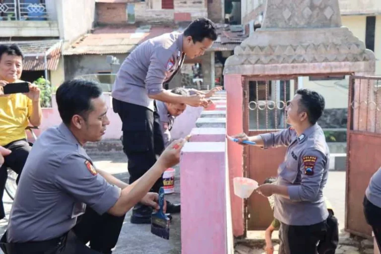 Polres Inhu Gelar Aksi Bersih Masjid dan Gereja, Rajut Keharmonisan Umat Sambut HUT Humas Polri