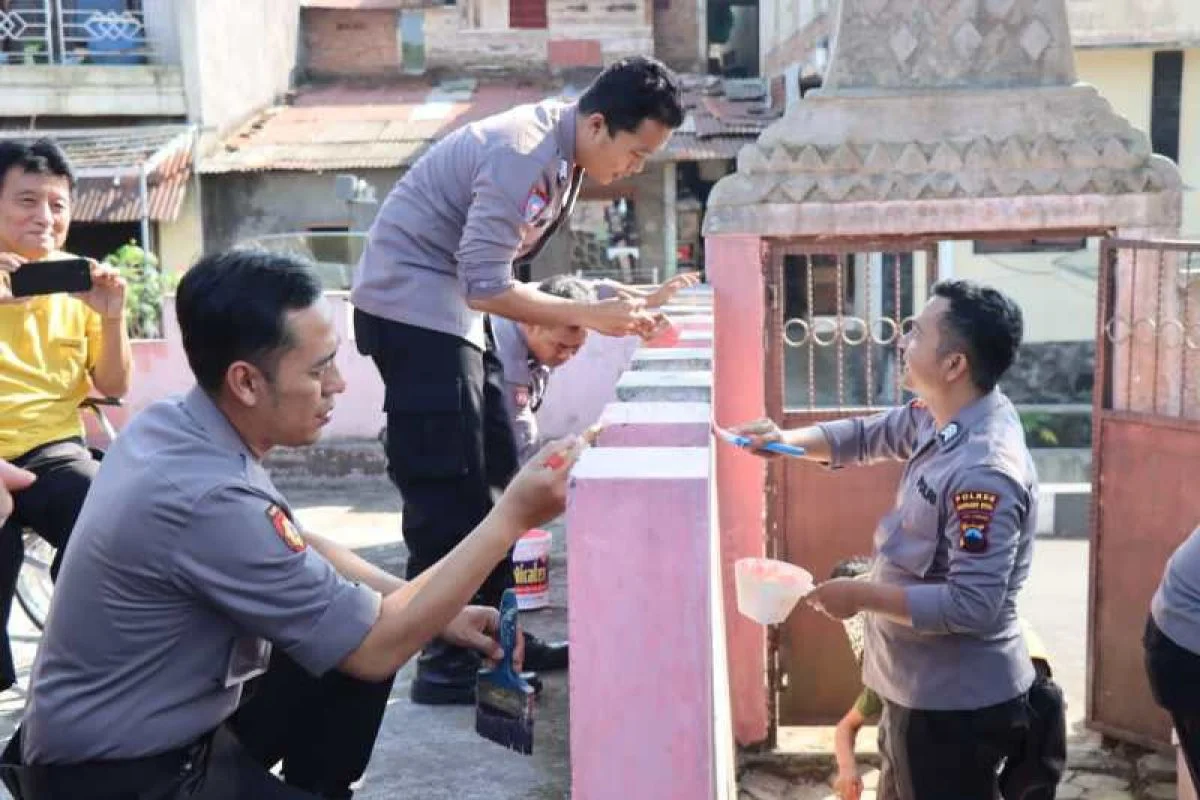 Polres Inhu Gelar Aksi Bersih Masjid dan Gereja, Rajut Keharmonisan Umat Sambut HUT Humas Polri