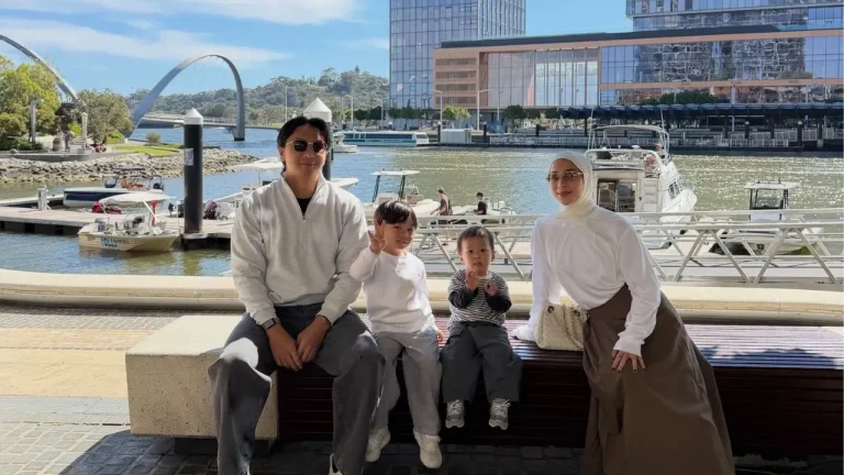 Potret Kehangatan Keluarga Nikita Willy dan Indra Priawan Saat Liburan di Australia Barat, Penuh Momen Mesra