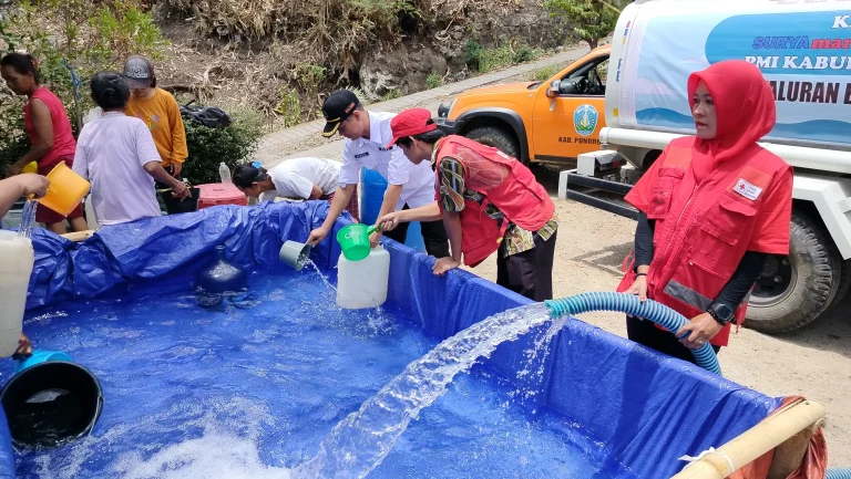 PT Citra Borneo Utama Tbk Hadir di Tengah Kekeringan: 5.000 Liter Air Bersih untuk Warga Kumai