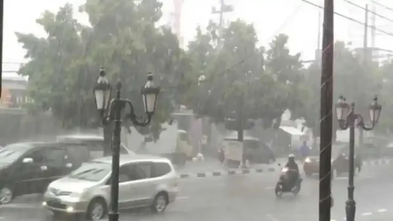 Ramalan Cuaca Hari Ini: Gerimis Basahi Surabaya, Hujan Lebat Ancam Jabodetabek dan Jawa Barat