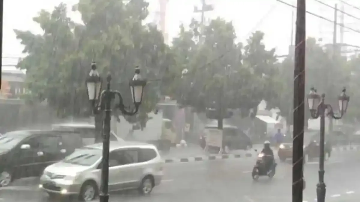 Ramalan Cuaca Hari Ini: Gerimis Basahi Surabaya, Hujan Lebat Ancam Jabodetabek dan Jawa Barat