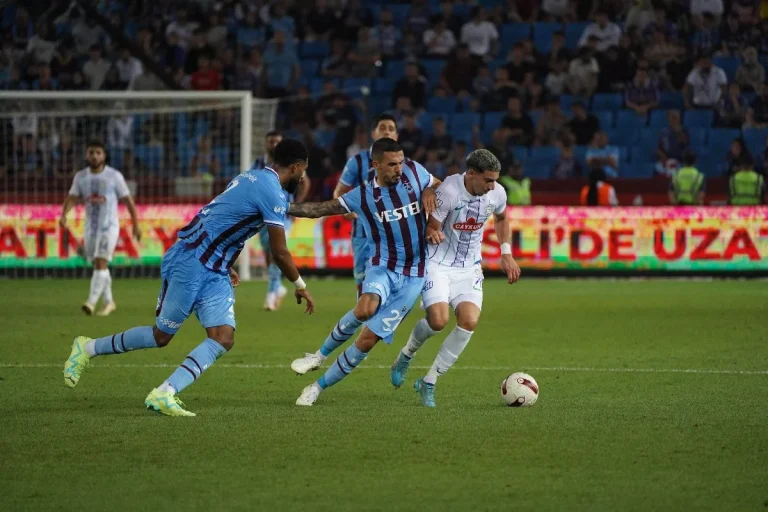 Rizespor vs Trabzonspor: Comeback Dramatis 4-3, Bordo-Mavili Cetak Sejarah 16 Tahun di Rize