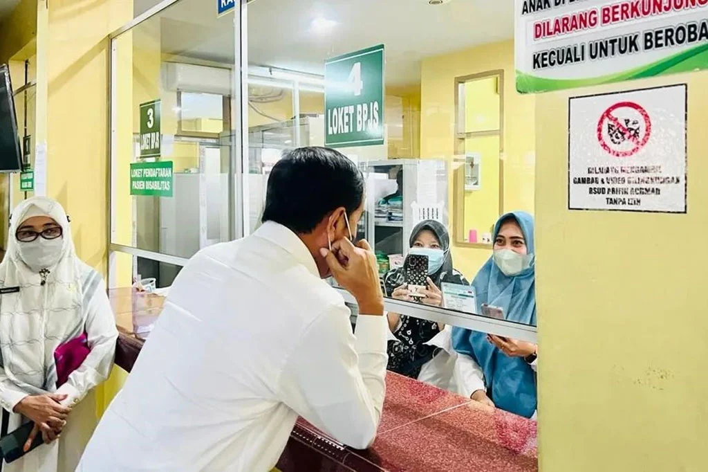 Ruang Rawat RSUD Arifin Achmad Penuh, 12 Pasien BPJS Terpaksa Menunggu di Luar IGD Pekanbaru