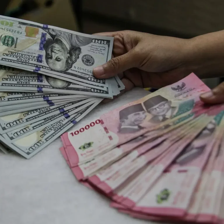Rupiah Melemah ke Rp 18.022 per Dolar AS Meski BI Tahan Suku Bunga Acuan di 5,75 Persen