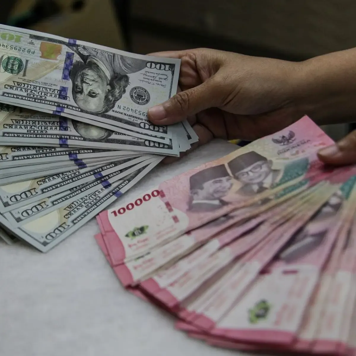 Rupiah Melemah ke Rp 18.022 per Dolar AS Meski BI Tahan Suku Bunga Acuan di 5,75 Persen