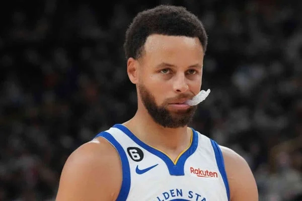 Stephen Curry Buka Rahasia: Penglihatan Hampir Rusak, tapi Tetap Jadi Penembak Terbaik NBA