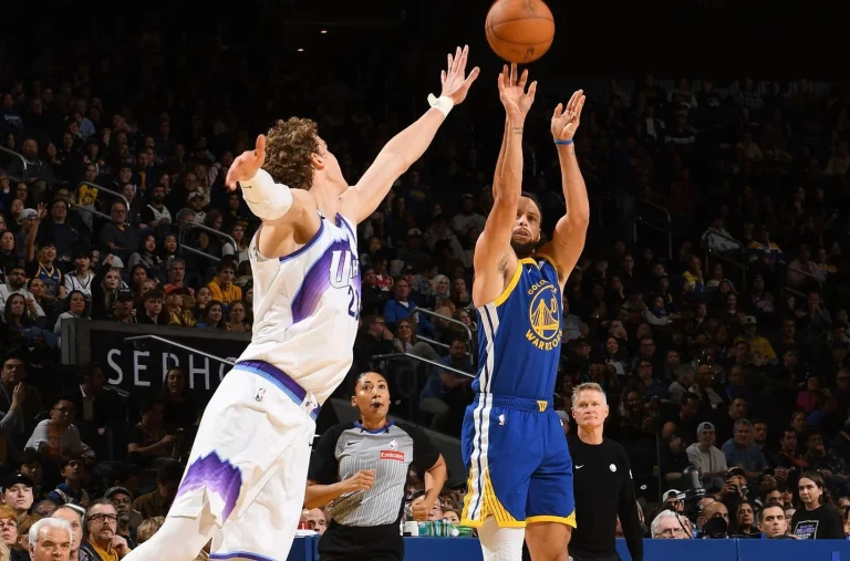 Stephen Curry Meledak 44 Poin, Warriors Bangkit Usai Start Buruk di NBA