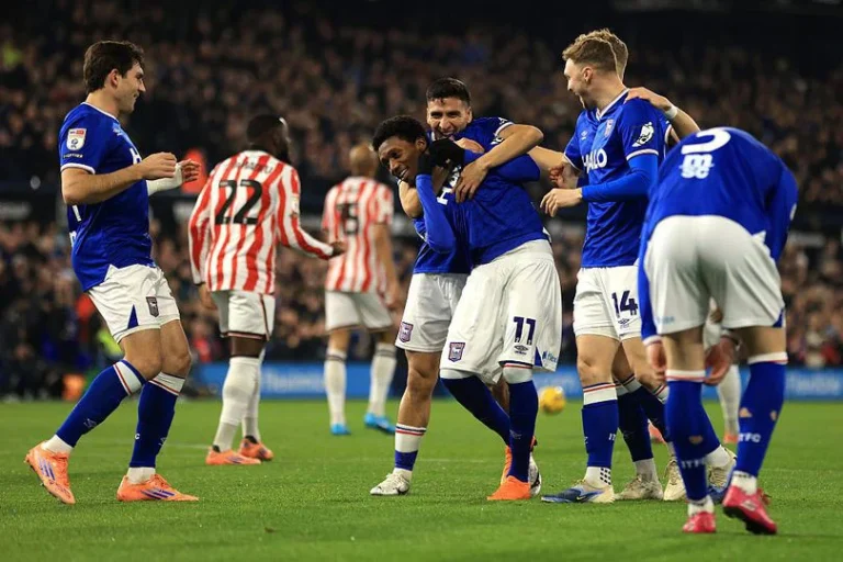 Stoke City Dihantam Badai Cedera: Cisse Absen Hingga Natal, Ujian Berat Menanti di bet365 Stadium