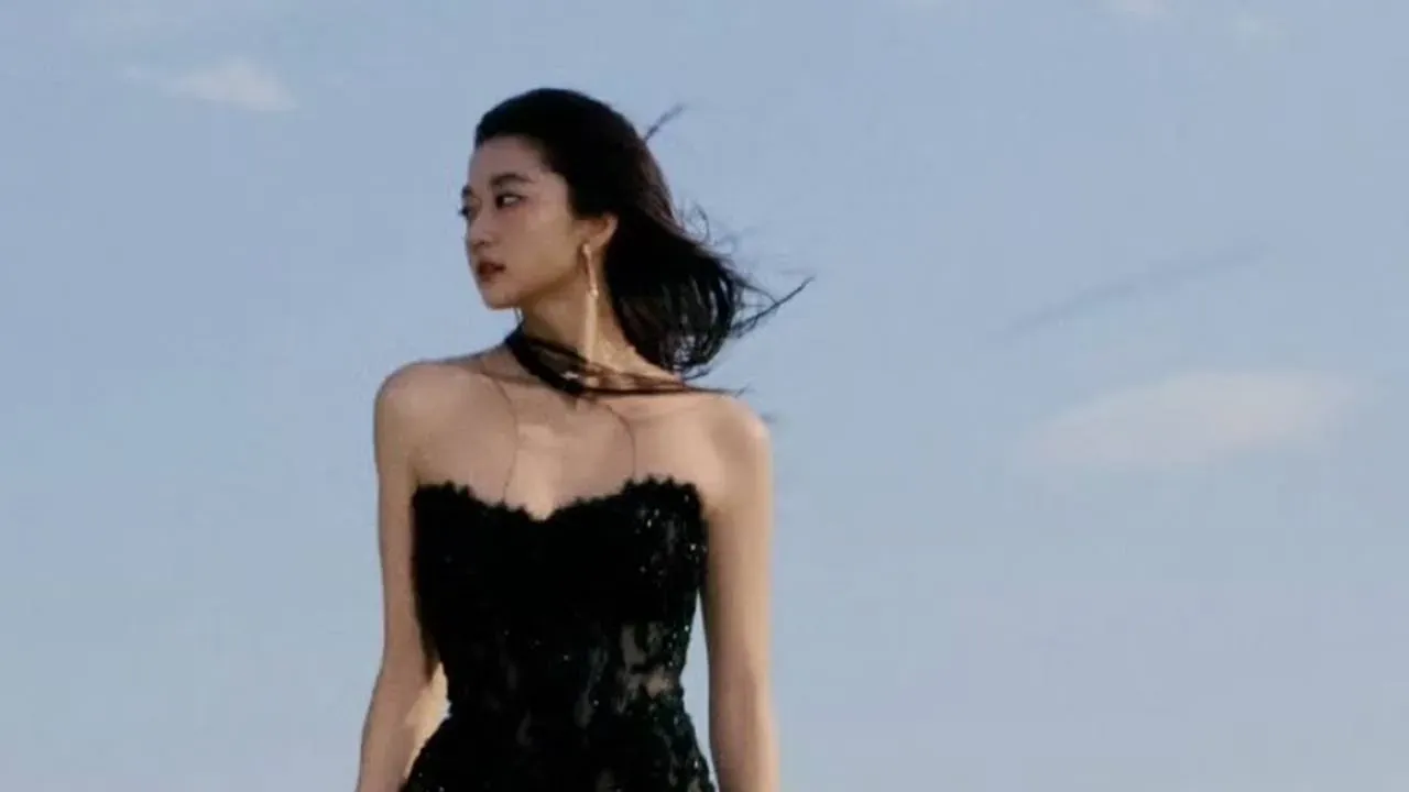 Sun Qian Memukau di Weibo Night 2026 dengan Gaun Renda Hitam Nicole + Felicia