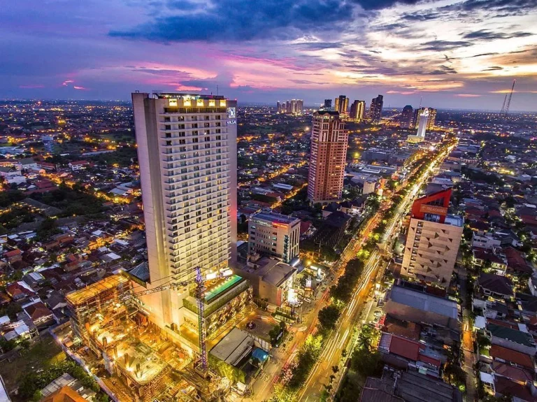Surabaya Hari Ini Panas Pol! Suhu Tembus 37 Derajat, Warga Diminta Waspada Dehidrasi