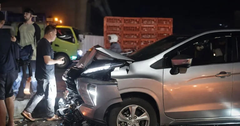 Tabrakan Beruntun di Exit Tol Kebon Bawang: Truk Trailer Menabrak Tiga Kendaraan, Satu Pengemudi Luka