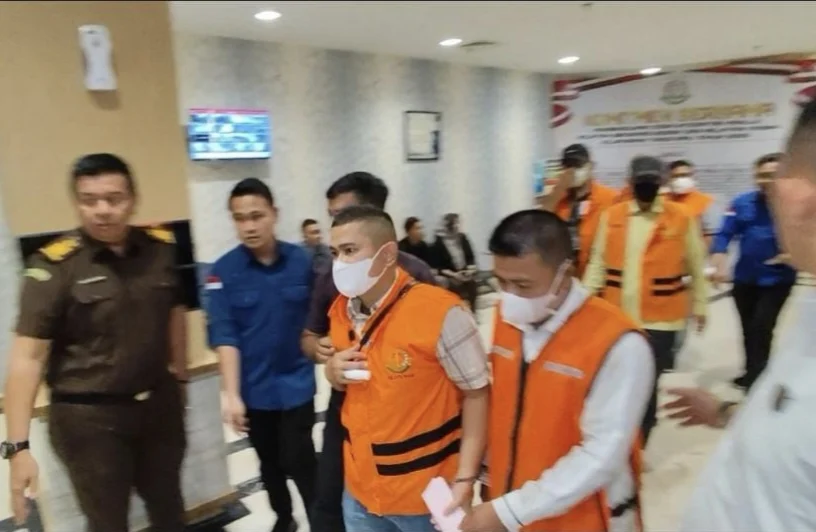 Tangis Keluarga Pecah Kejati Riau Tahan 8 Tersangka Korupsi Dana PI Rp64,22 Miliar, Satu Tersangka Pingsan