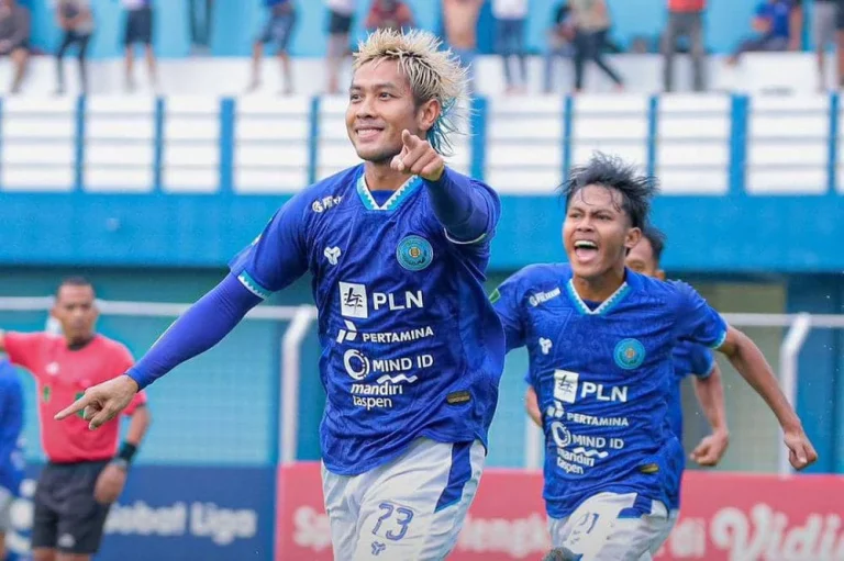 Teco Akhirnya Tersenyum! Semen Padang FC Tundukkan Persiku Kudus 2-1, Lilipaly Jadi Pahlawan