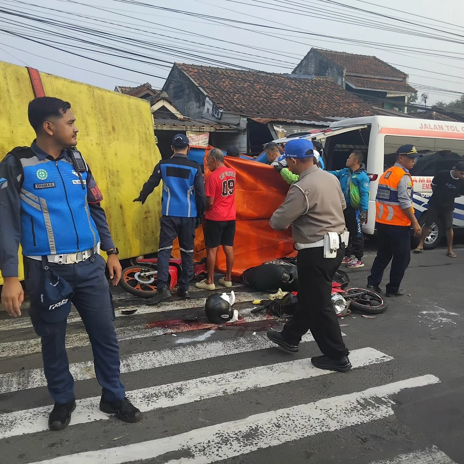 Tiga Insiden Kecelakaan Lalu Lintas dalam Sehari: Kiper Trabzonspor Selamat, Dua Nyawa Melayang di Priok, dan Oknum TNI di Lamongan