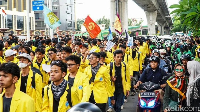 Tuntutan Demo Hari Ini: Mahasiswa Kepung Bundaran HI Bawa 5 Tuntutan, Polri Siagakan Body Camera