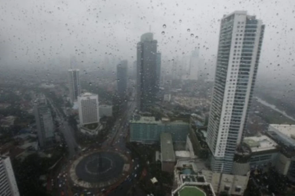Waspada! Hujan Sore Malam Guyur Jakarta, Sebagian Wilayah Justru Diselimuti Udara Kabur