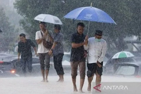 Waspada! Prakiraan Cuaca Akhir Pekan Ini: Bali hingga Serang Diguyur Hujan, Solo Raya Berpotensi Lebat
