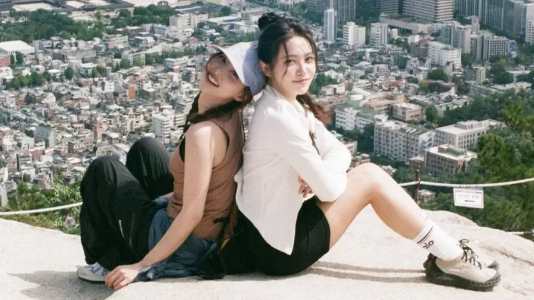 Yeri Red Velvet dan Nayeon TWICE Pamer Kehangatan Sahabat di Puncak Inwangsan