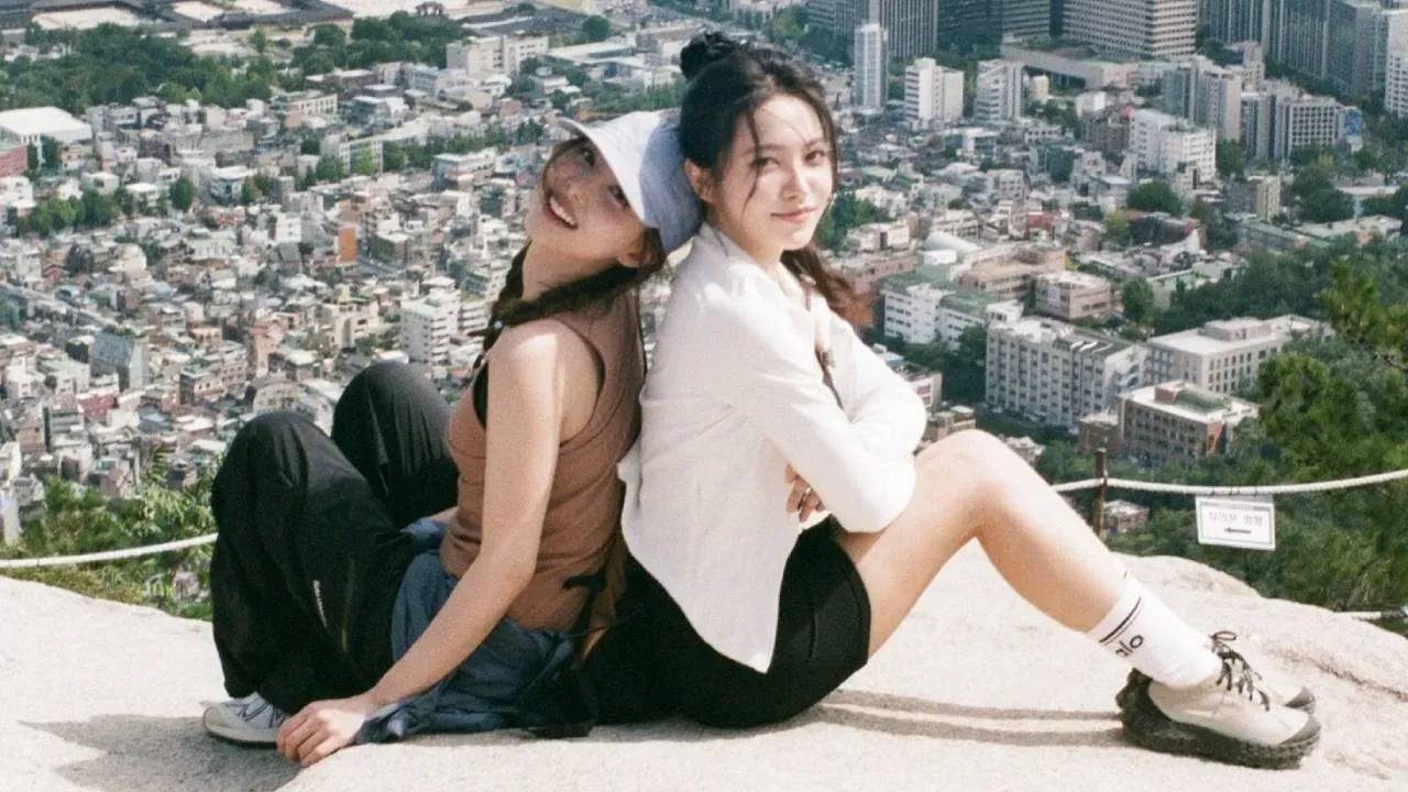Yeri Red Velvet dan Nayeon TWICE Pamer Kehangatan Sahabat di Puncak Inwangsan