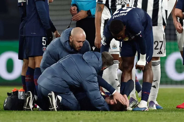 Zabarnyi Jadi Penyelamat di Tengah Badai Cedera PSG, Kvaratskhelia Terkapar